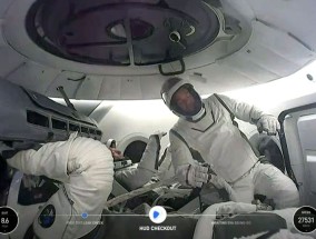 太空探索技术公司的北极星黎明号在首次私人太空行走后返回地球